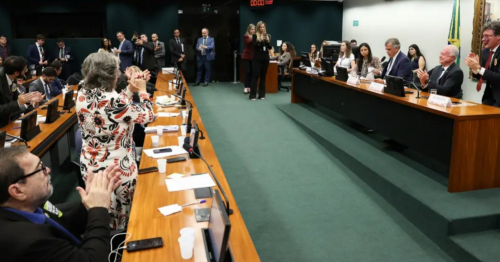 CCJ aprova proposta que pode acabar com escala 6x1; veja o que muda