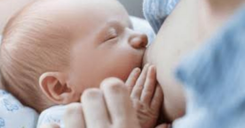 Bebê de 7 meses é encontrada morta após mãe adormecer durante amamentação na região