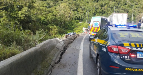 Duas pessoas morrem após carreta sair da pista na BR-376