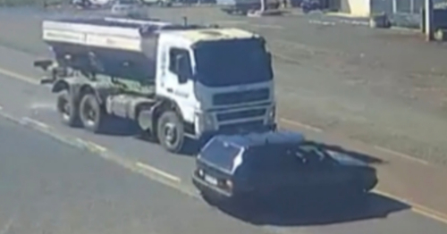 Vídeo mostra momento da colisão que matou casal após carro ser atingido por caminhão no Norte do Paraná
