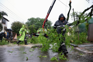 foto de Prefeitura de Maringá mobiliza cerca de 300 servidores para recuperar áreas atingidas por temporal