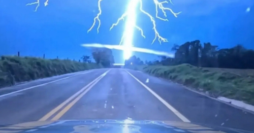 Raio cai às margens da BR-272 durante temporal no Paraná