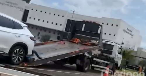 Veículos são guinchados no estacionamento do Aeroporto Regional de Maringá