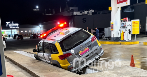 Viatura da Polícia Militar cai em canaleta de posto de combustíveis no Paraná