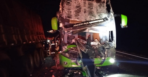 Motorista de ônibus morre após colisão traseira com caminhão na BR-376, no Paraná